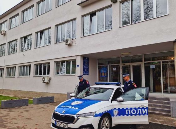 Maloljetnog pješaka u Prijedoru udario neregistrovanim autom pa pobjegao s mjesta događaja