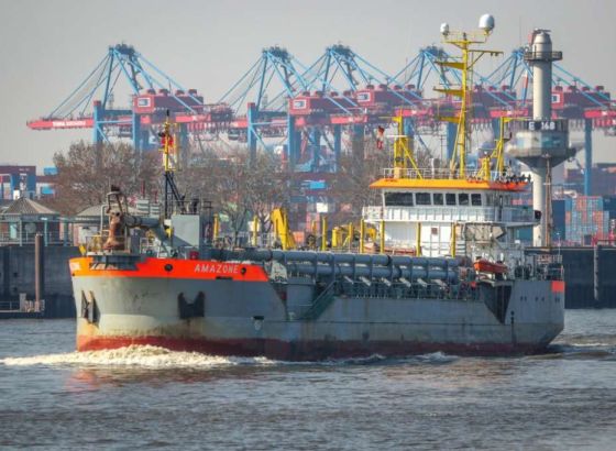 U sudaru teretnog broda i trajekta u luci Hamburg povrijeđeno jedanaest osoba
