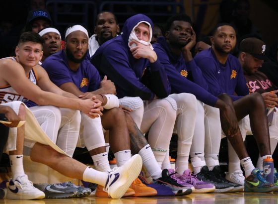 Sunsi pobijedili Clipperse u tijesnoj završnici, Nurkić ponovo meč odgledao s klupe