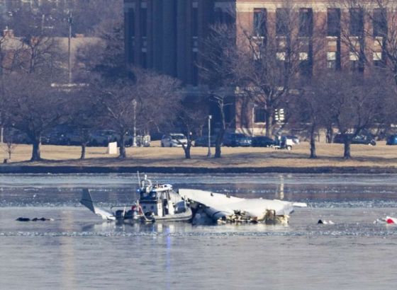 Nema preživjelih nakon sudara putničkog aviona i vojnog helikoptera iznad Washingtona