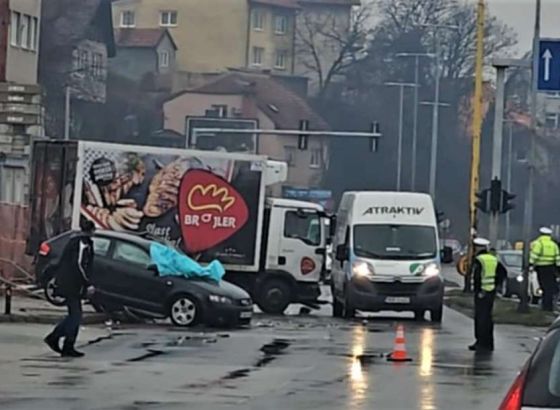Teška saobraćajna nesreća u Tuzli, jedna osoba smrtno stradala