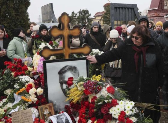 Veliki broj ljudi na grobu Navaljnog, na godišnjicu smrti ruskog opozicionog lidera