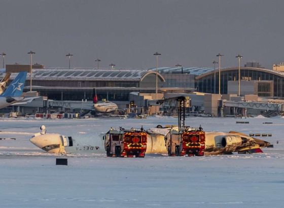 Putnički avion se prevrnuo pri slijetanju na aerodrom u Torontu, svih 80 putnika preživjelo