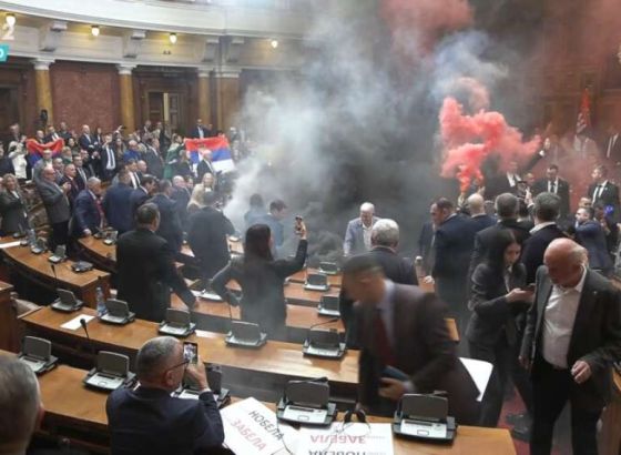 Haos u skupštini Srbije, opozicija bacila dimne bombe