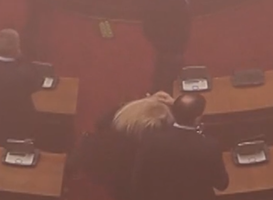 SNIMCI IZ PARLAMENTA SRBIJE POKAZALI: Vučićev Žika Gojković flašom pogodio Jasminu Karanac nakon čega je završila u Hitnoj