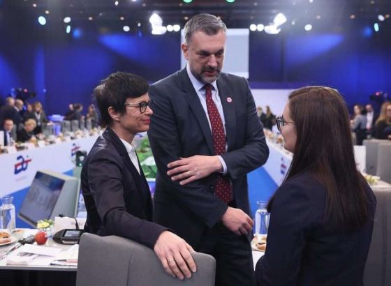 Povjerenica Kos: EU poziva na smirivanje tenzija u Skupštini Srbije