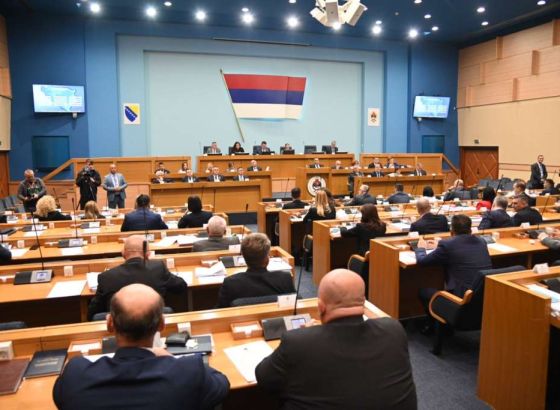 Dodik pozvao Bošnjake i Hrvate da učestvuju u raspravi o ustavu, opozicija tvrdi da se rizikuje RS