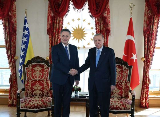 Bećirović dočekan uz državne i vojne počasti u Istanbulu