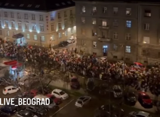 Dok Vučić prijeti, u Beogradu dočekani studenti iz Novog Sada. Na njihovim transparentima poruka: "Da sloboda miriše na lale"