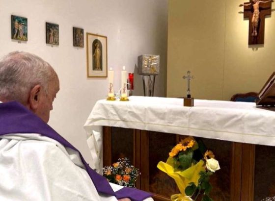 Vatikan objavio prvu fotografiju pape Franje u bolnici od početka liječenja