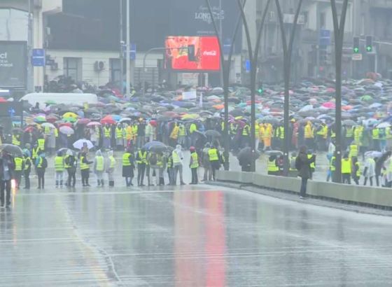 Više hiljada studenata i građana kod Brankovog mosta u Beogradu, počela trosatna blokada