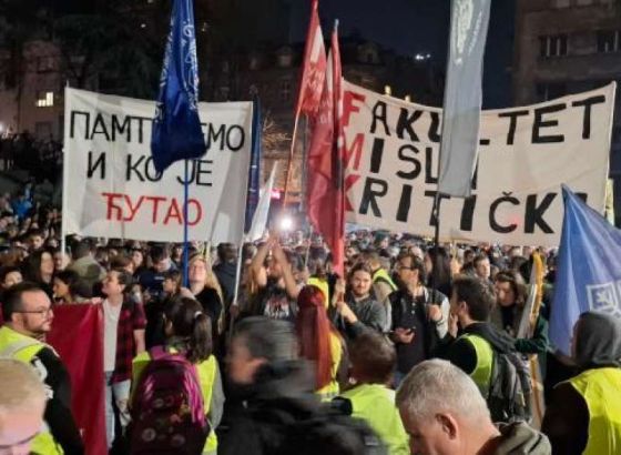 Studenti u Beogradu sedmu noć blokirali RTS, pridružio im se veliki broj građana