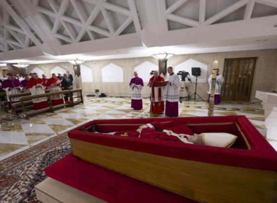 Vatikan objavio slike Pape u lijesu