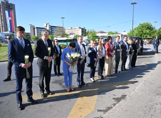 Povjerenica Kos odala počast žrtvama tragedije na novosadskom željezničkom kolodvoru