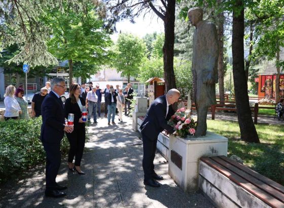 Mostar: Položeno cvijeće kod spomenika Antuna Branka Šimića