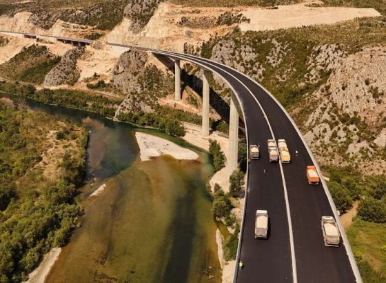 U FBiH ima 1.165 mostova, 94  tunela, te 2.471 km magistralnih i 2.605 km regionalnih cesta