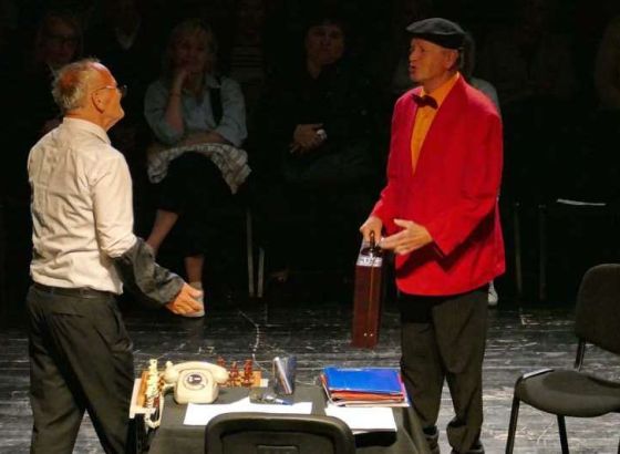 'Idiot' na Festivalu glumca BiH: Satira o birokraciji nasmijala Konjičane