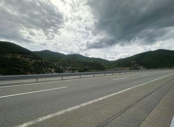 Na bh. cestama saobraćanje po mjestimično vlažnom i klizavom kolovozu