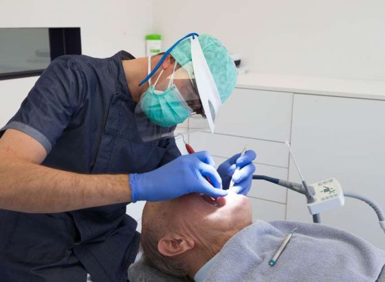Lažni zubar učio preko interneta pa ljudima popravljao i vadio zube