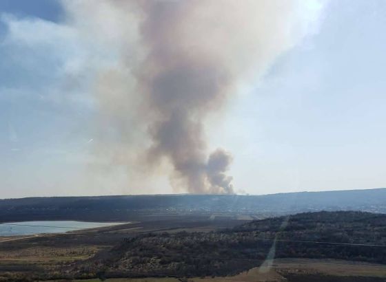 Grčki vatrogasci bore se drugi dan s požarom na egejskom otoku Chios