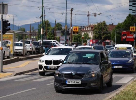 Na pojedinim dionicama sanacioni radovi i usporeno saobraćanje, kratkotrajna zadržavanja na GP