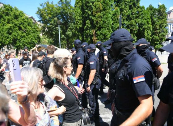 MUP Srbije: Blokade uklonjene, više osoba privedeno zbog napada i vrijeđanja policije