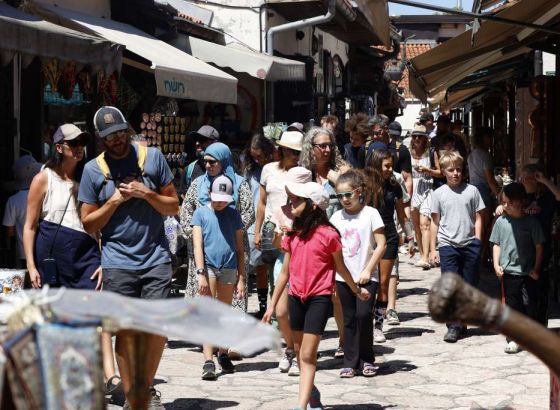 Turisti obilaze znamenitosti Sarajeva i po vrućini