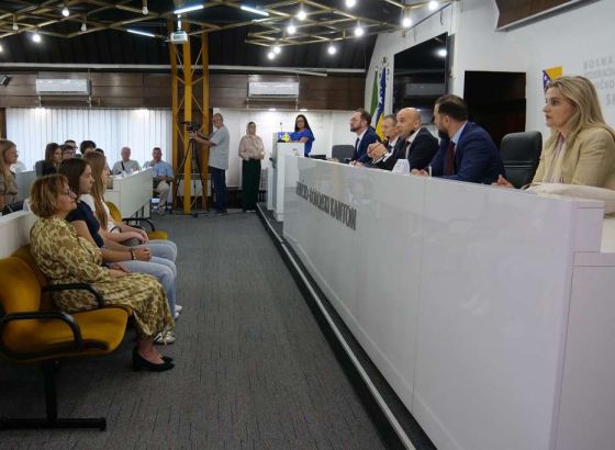 Premijer Pivić uručio po 500 KM učenicima generacije osnovnih i srednjih škola u ZDK