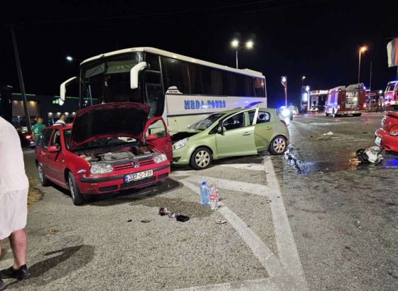 Sudar autobusa i tri vozila kod Kozarca, jedna osoba teže povrijeđena i pet lakše