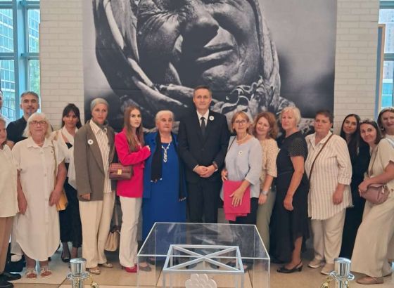 Bećirović na otvaranju izložbe u sjedištu UN-a: Majka Srebrenice simbolizira snagu