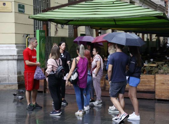 U BiH jutros oblačno s kišom i pljuskovima, tokom dana postepeni prestanak padavina