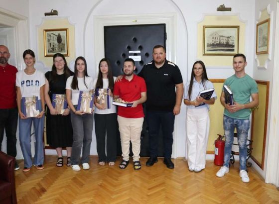 Grad Ljubuški: Prvašićima po 200 maraka, maturantima večera, svim studentima stipendije