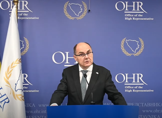 (VIDEO) Obraćanje Schmidta: Nametnuo odluke o plaćanju duga Viaductu i novcu za izborne tehnologije