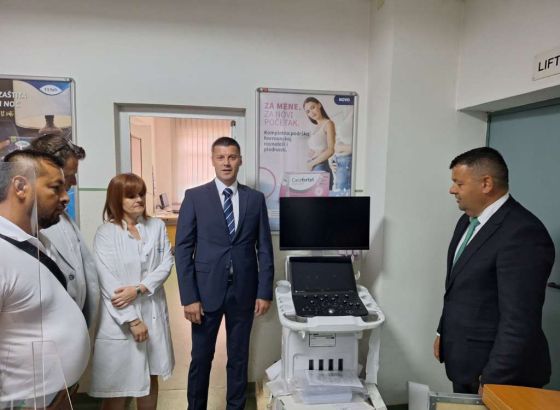 Hurtić uručio ultrazvučni aparat Domu zdravlja Gračanica