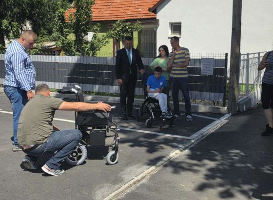 Hurtić uručio elektromotorna kolica dječaku Luki Radoviću iz Bijeljine