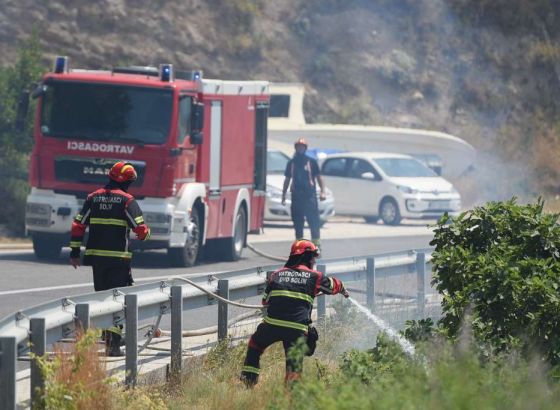 Zbog požara prekinut promet između Splita i Omiša