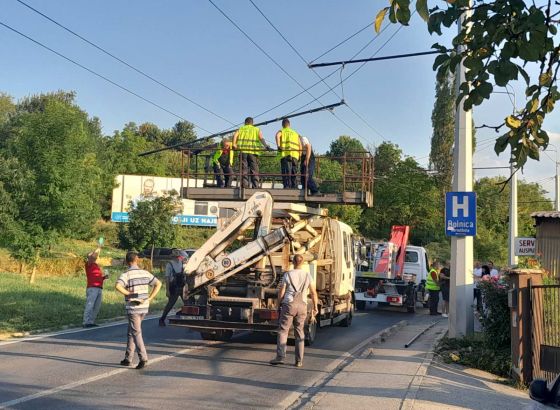 Trolebuske žice pukle, oštećena vozila, saobraćaj obustavljen