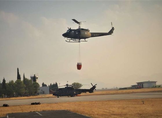 Helikopter OS BiH angažovan na gašenju požara u Crnoj Gori