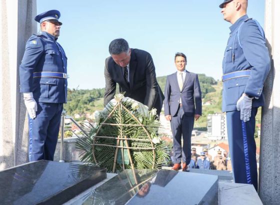 Bećirović položio vijenac na Turbe generala Izeta Nanića