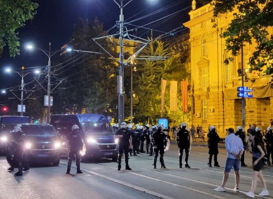 Srbija: Deseci ozlijeđenih i uhapšenih u protestima, demolirane prostorije SNS-a