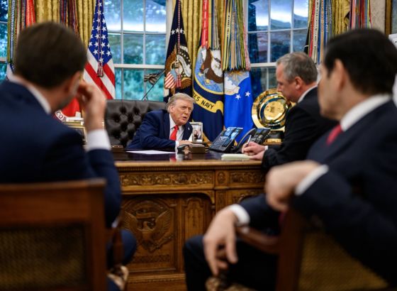 Bijela kuća objavila sliku: Trump telefonom razgovara s Putinom