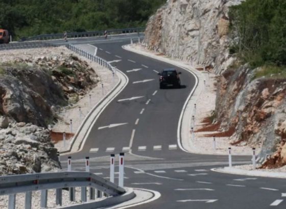 Zbog požara obustavljen saobraćaj na putnim pravcima Stolac-Neum i Čapljina-Hrasno-Neum