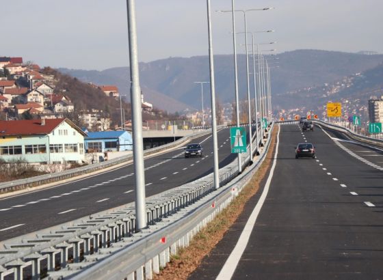 Magla i niska oblačnost smanjuju vidljivost, učestali odroni zemlje i kamenja