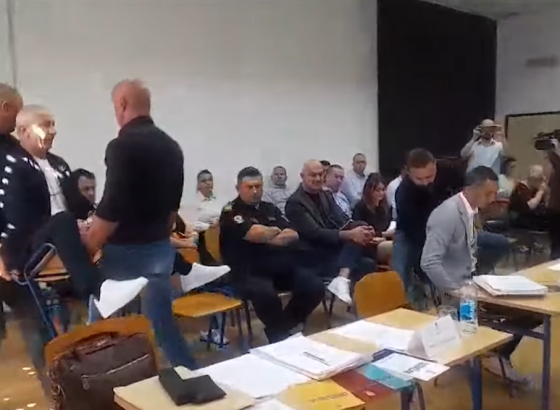 Haos u dobojskoj Skupštini: Obezbjeđenje iznijelo odbornika opozicije zajedno sa stolicom na kojoj sjedi