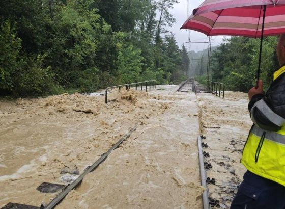 Obilni pljuskovi u Sloveniji: Pruga zatvorena, učionice poplavljene; Sve bilo spremno za početak škole, ali ...