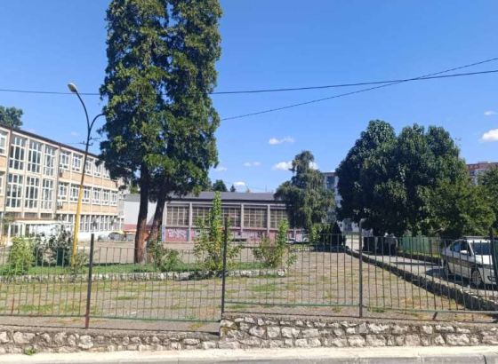Povrijeđeni maloljetnik u dvorištu OŠ 'Kreka' na operativnom stolu UKC Tuzla