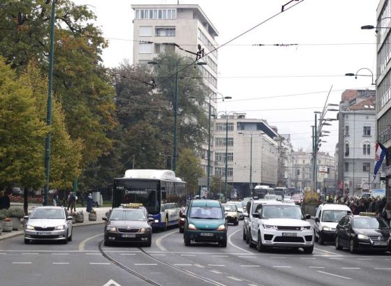 Pojačan saobraćaj u gradskim zonama, na graničnim prelazima zadržavanja od 10 do 30 minuta