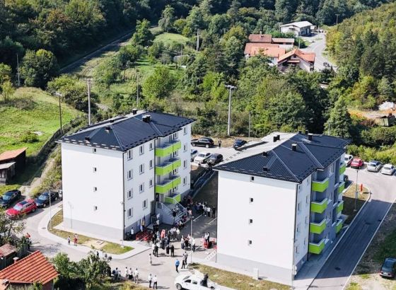 U Banovićima 30 porodica iz kolektivnih centara uselilo u nove stanove