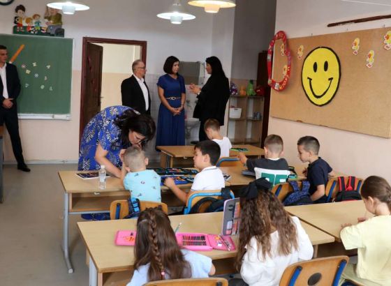Premijerka Buhač i ministar Velagić obišli prvašiće i školama poklonili interaktivne pametne ploče
