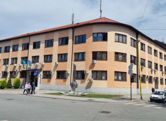 Dvanaestogodišnjak iz Tuzle prijetio vršnjaku u školi hladnim oružjem